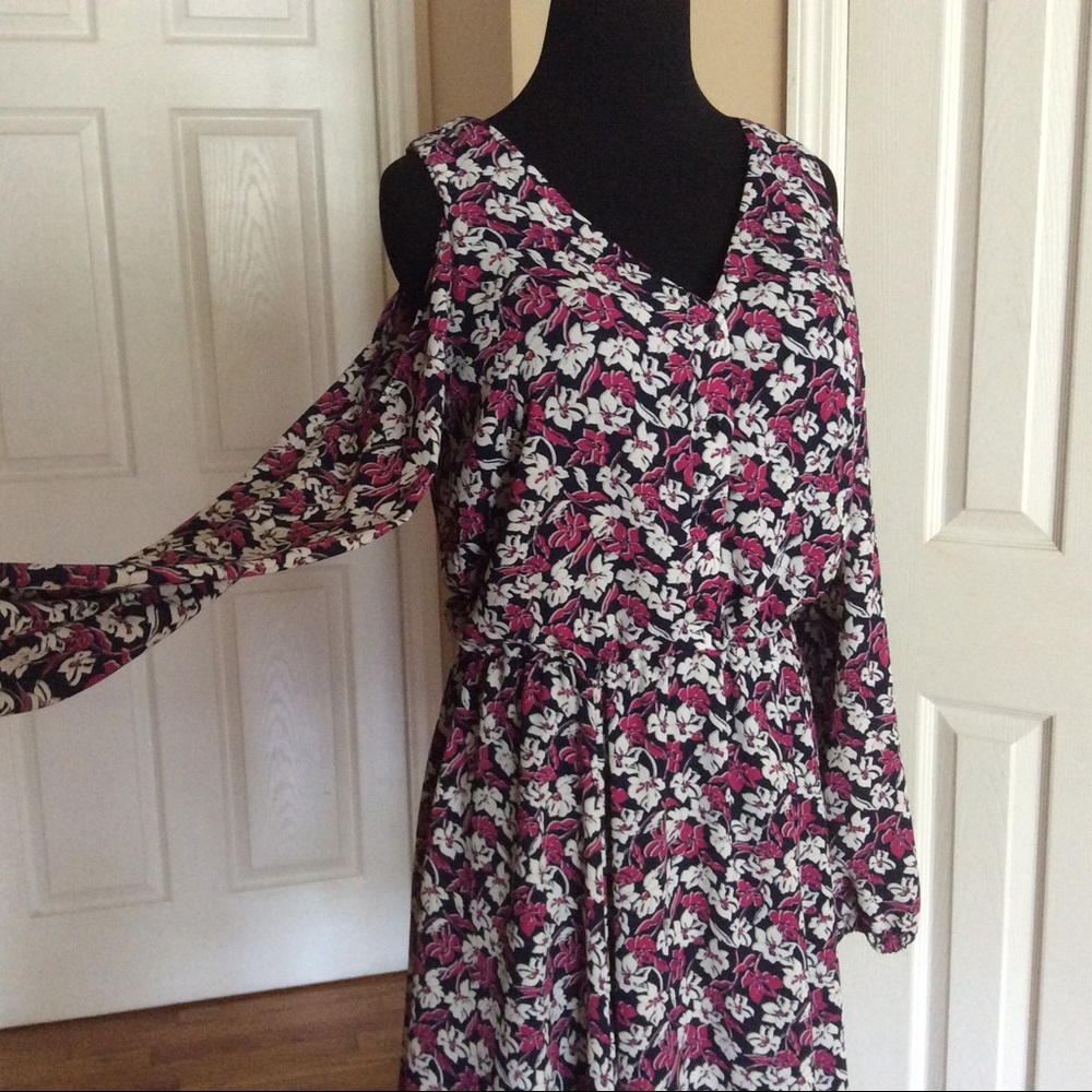 ❤️3/$15❤️ Banana Republic Cold Shoulder Dress - Picture 3 of 14